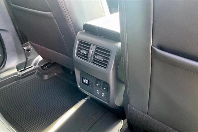 Photo of 2025 2t Dk Beige Blk Nissan Rogue