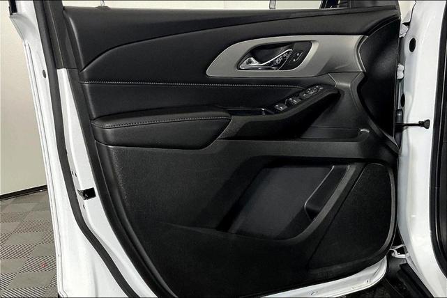 Photo of 2023 Summit White Chevrolet Traverse