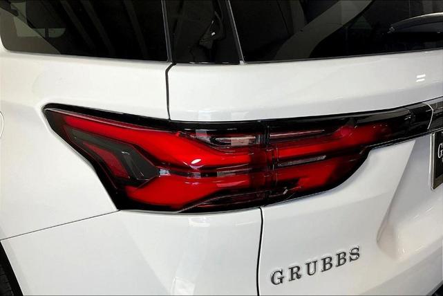 Photo of 2023 Summit White Chevrolet Traverse