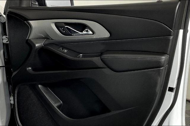 Photo of 2023 Summit White Chevrolet Traverse