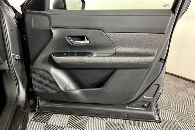 Photo of 2025 Gun Metallic Nissan Kicks