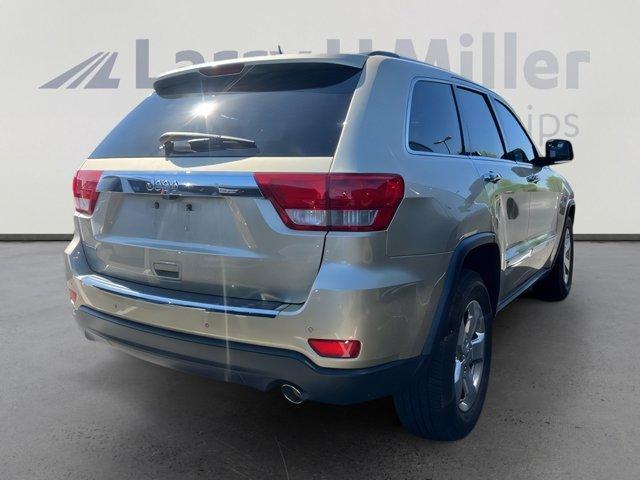 Photo of 2011 White Gold Jeep Grand Cherokee