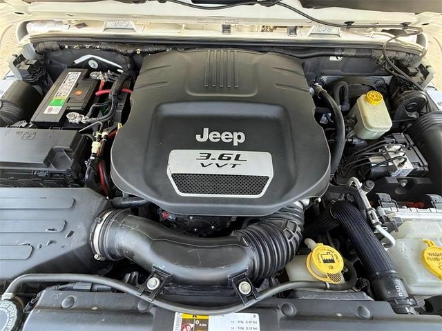 Photo of 2013 Bright White Jeep Wrangler Unlimited