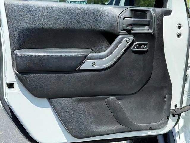 Photo of 2013 Bright White Jeep Wrangler Unlimited