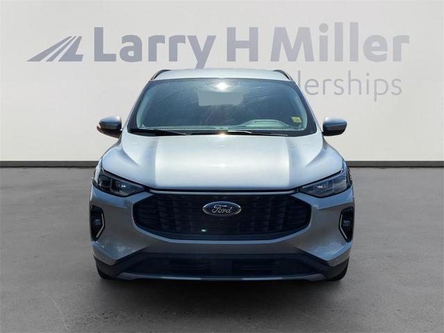 Photo of 2023 Iconic Silver Metallic Ford Escape
