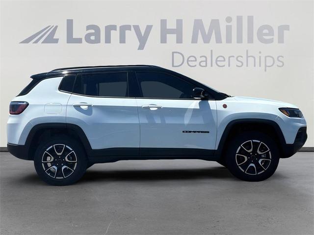 Photo of 2025 Bright White Clearcoat Jeep Compass