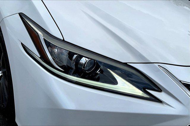 Photo of 2019 Eminent White Pearl Lexus ES 350