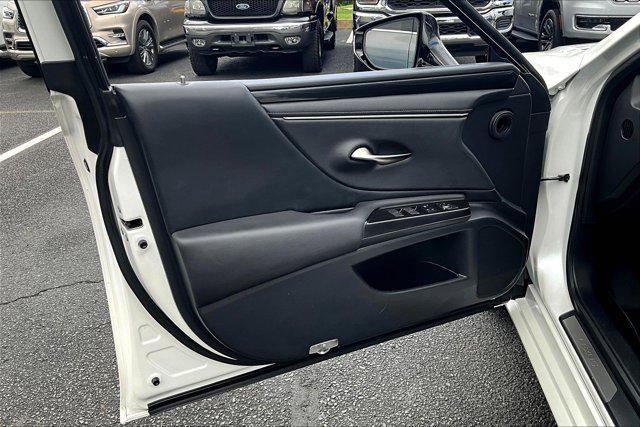Photo of 2019 Eminent White Pearl Lexus ES 350