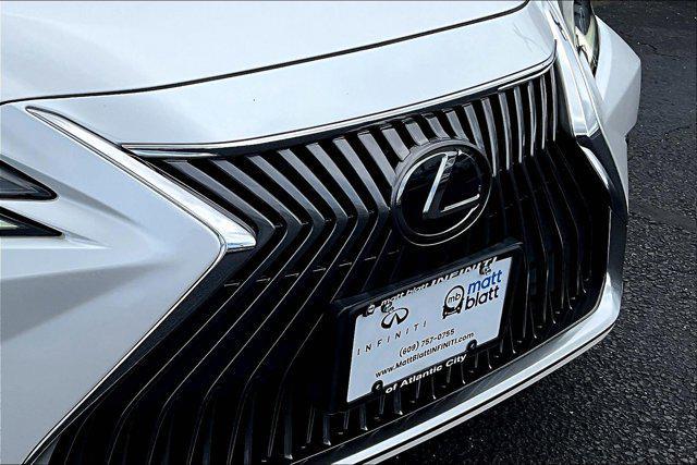 Photo of 2019 Eminent White Pearl Lexus ES 350