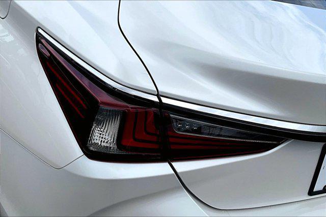 Photo of 2019 Eminent White Pearl Lexus ES 350