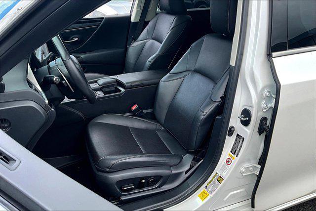 Photo of 2019 Eminent White Pearl Lexus ES 350