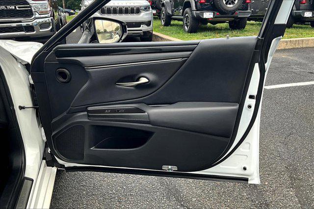 Photo of 2019 Eminent White Pearl Lexus ES 350