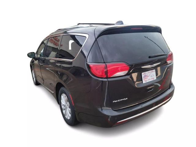 Photo of 2019 Gray Chrysler Pacifica