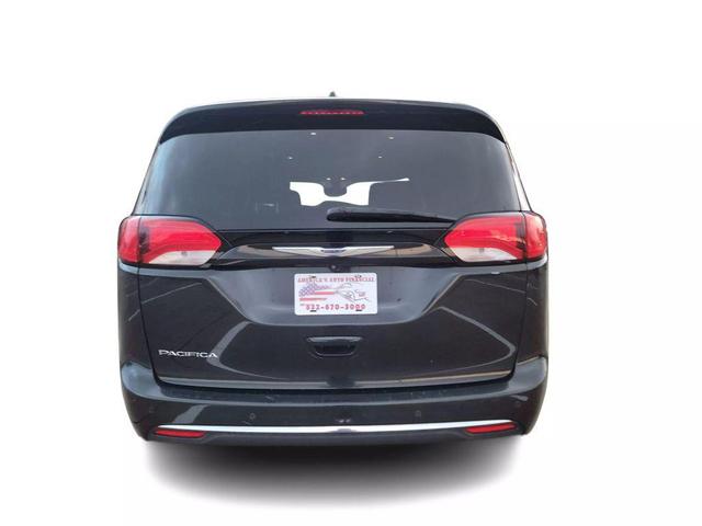 Photo of 2019 Gray Chrysler Pacifica
