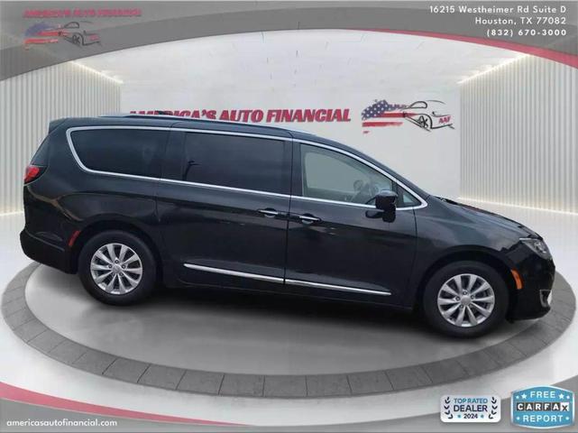 Photo of 2019 Gray Chrysler Pacifica