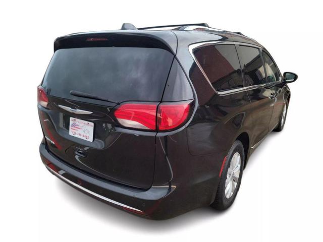 Photo of 2019 Gray Chrysler Pacifica