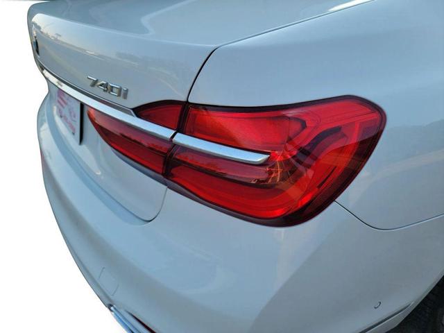 Photo of 2016 White BMW 740