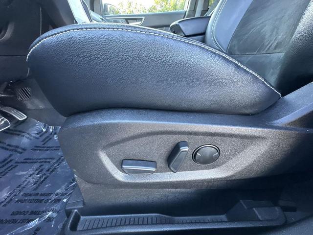 Photo of 2024 AGATE BLACK METALLIC Ford Edge