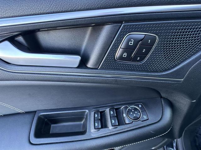 Photo of 2024 AGATE BLACK METALLIC Ford Edge