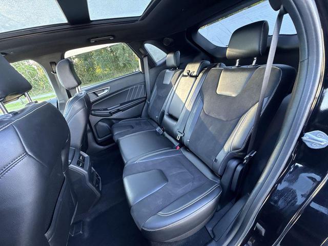 Photo of 2024 AGATE BLACK METALLIC Ford Edge