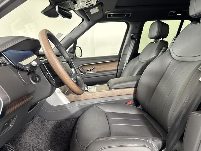 Photo of 2025 Santorini Black Land Rover Range Rover