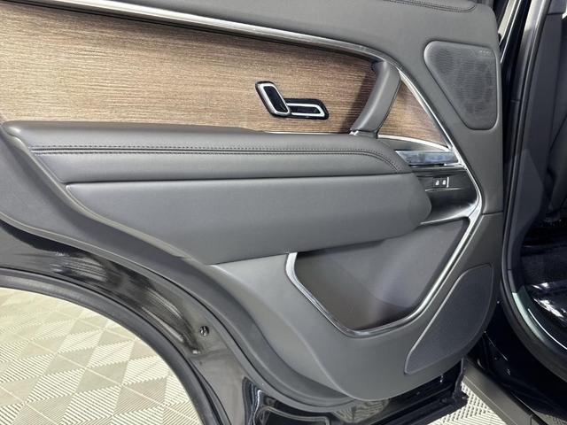 Photo of 2025 Santorini Black Land Rover Range Rover