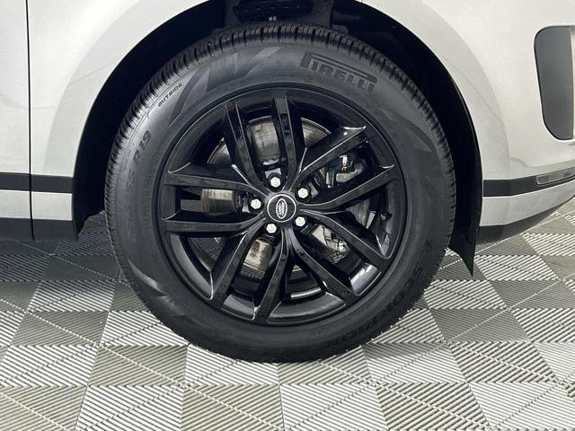 Photo of 2025 Seoul Pearl Silver Land Rover Range Rover Evoque