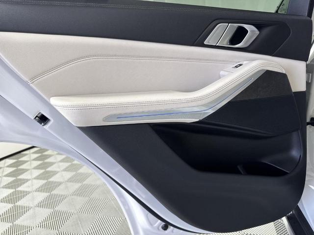 Photo of 2022 Mineral White Metallic BMW X5 PHEV