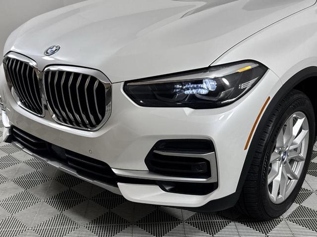 Photo of 2022 Mineral White Metallic BMW X5 PHEV