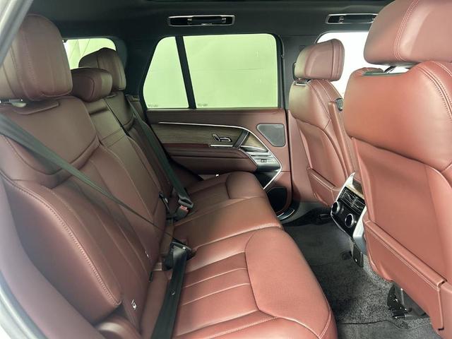 Photo of 2025 Ostuni Pearl White Land Rover Range Rover