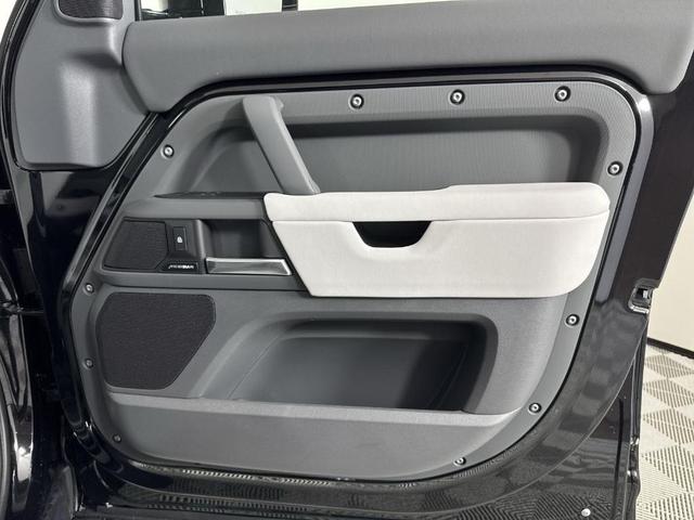 Photo of 2025 Santorini Black Land Rover Defender