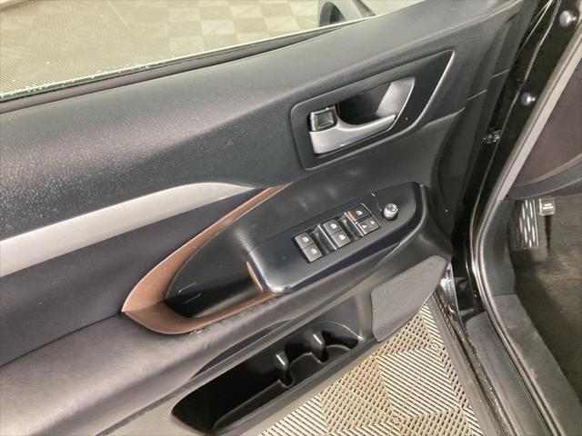 Photo of 2018 Midnight Black Metallic Toyota Highlander