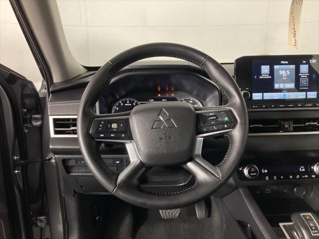 Photo of 2024 Mercury Gray Metallic Mitsubishi Outlander