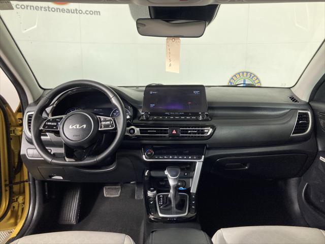 Photo of 2022 Starbright Yellow/Black Roof Kia Seltos