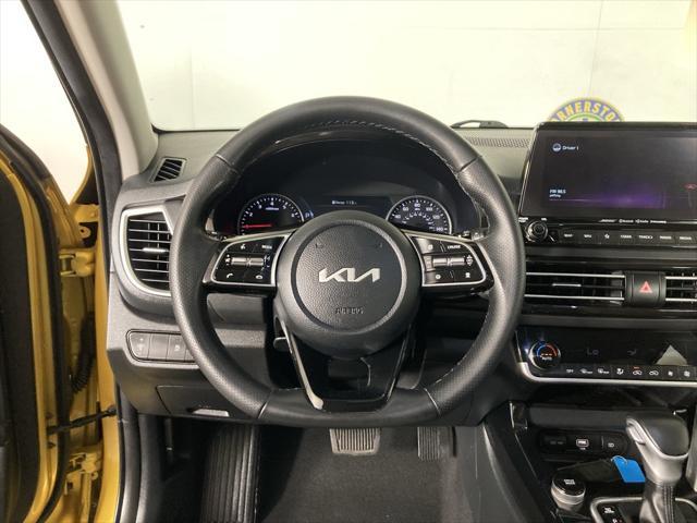 Photo of 2022 Starbright Yellow/Black Roof Kia Seltos
