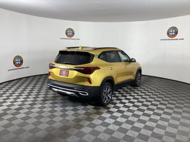 Photo of 2022 Starbright Yellow/Black Roof Kia Seltos