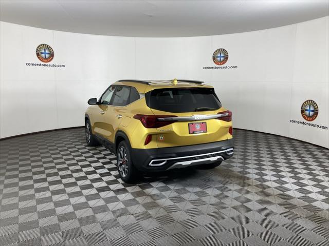 Photo of 2022 Starbright Yellow/Black Roof Kia Seltos