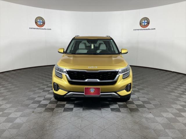 Photo of 2022 Starbright Yellow/Black Roof Kia Seltos