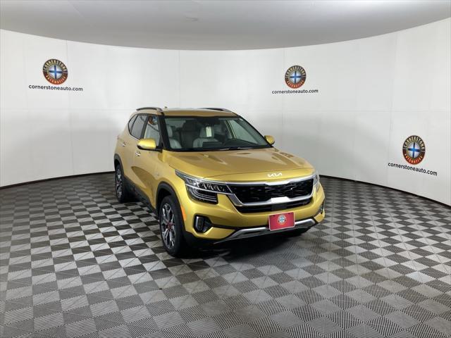 Photo of 2022 Starbright Yellow/Black Roof Kia Seltos