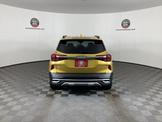 Photo of 2022 Starbright Yellow/Black Roof Kia Seltos