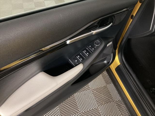 Photo of 2022 Starbright Yellow/Black Roof Kia Seltos