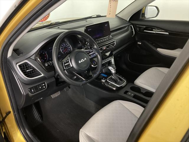 Photo of 2022 Starbright Yellow/Black Roof Kia Seltos