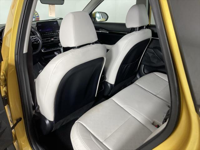 Photo of 2022 Starbright Yellow/Black Roof Kia Seltos