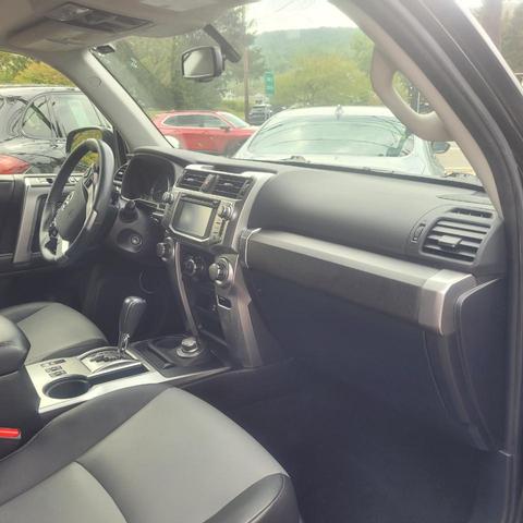 Photo of 2017 Midnight Black Metallic Toyota 4Runner