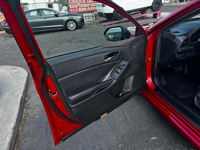 Photo of 2021 Burgandy Toyota Avalon