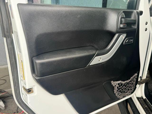 Photo of 2015 Bright White Clearcoat Jeep Wrangler