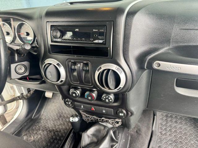 Photo of 2015 Bright White Clearcoat Jeep Wrangler