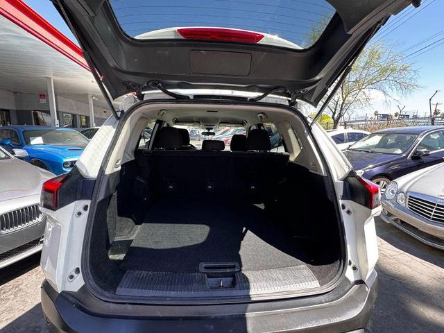 Photo of 2021 Glacier White Nissan Rogue