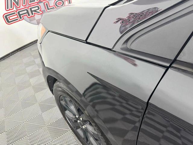 Photo of 2024 Agate Black Metallic Ford Edge