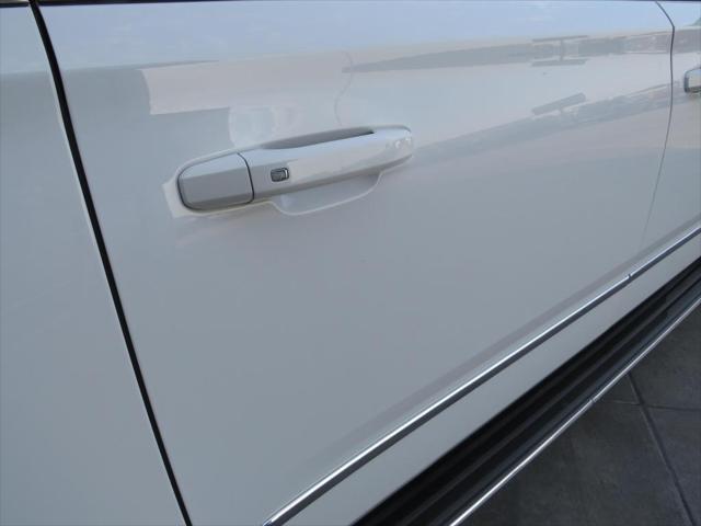 Photo of 2019 White GMC Yukon XL